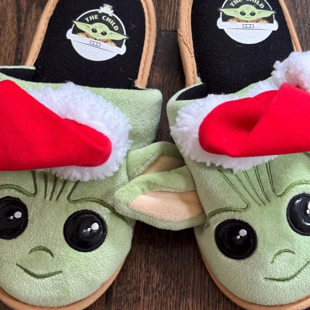 Star Wars Grogu Baby Yoda Kids XL‎ 2-3 Plush Slippers Santa Hat Holiday NWOT